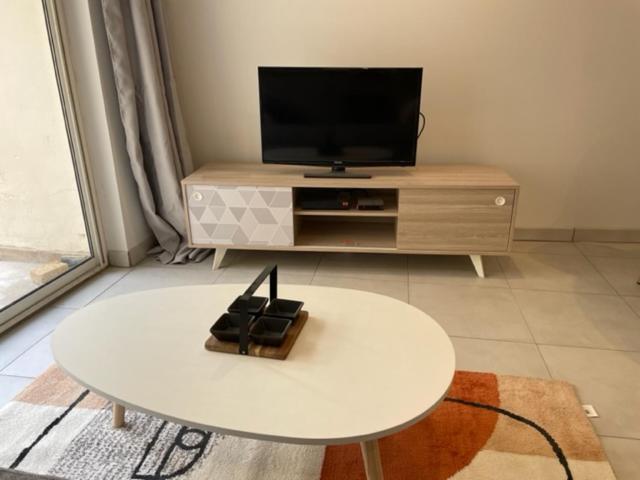 Appartement avec cour en centre ville Carpentras Extérieur photo